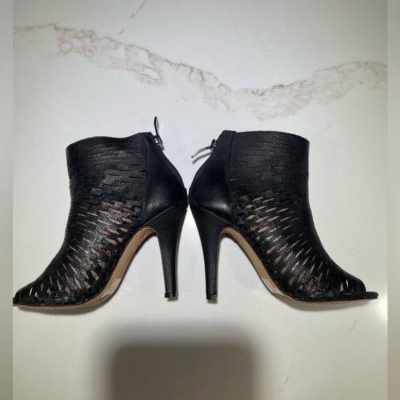 🥳🥳 VINCE CAMUTO Leather Krandi black ankle shoes, 4” Heel, Size 5 - Picture 5 of 6